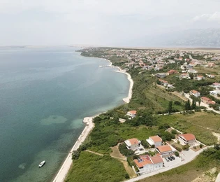 Строительный участок в первой линии у моря