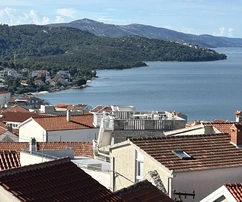 Trogir, Okrug Gornji, Appartement S5 au deuxième étage d'une superficie de 76 m² avec terrasse sur le toit