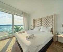 Villa de luxe à vendre directement sur le front de mer de Ciovo en Croatie