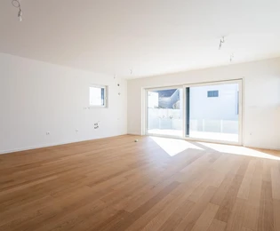 Vodice, NOVOGRADNJA, prostran apartman s dvorištem u centru mjesta, 139,61 m²