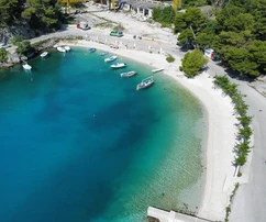 Maison en bord de mer avec appartements à vendre au premier rang de la mer à Selca en Croatie