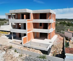 Vodice - Luksusowy dwupoziomowy apartament S2 z basenem i ogrodem, widok na morze