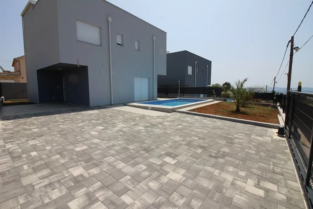 Nouvelle construction en cours, villa avec piscine