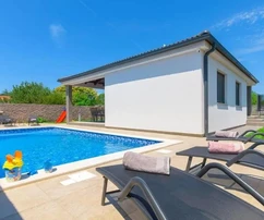 Istrie, Pula, Moderní přízemní vila s bazénem poblíž centra města