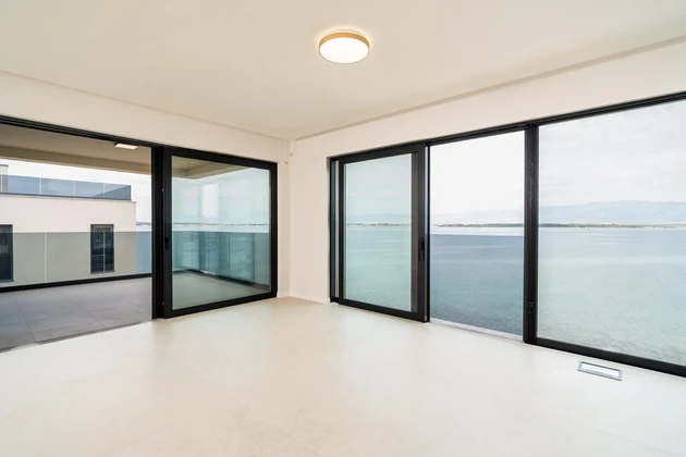 Zadar, Privlaka, appartamento di lusso con due camere, prima fila sul mare, 114,11 m²