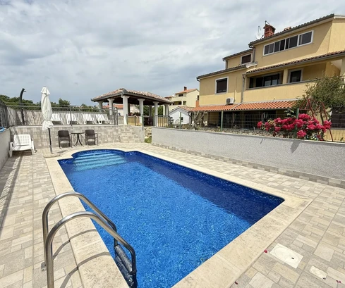 Spaziosa casa con appartamenti in vendita a Pola in Croazia
