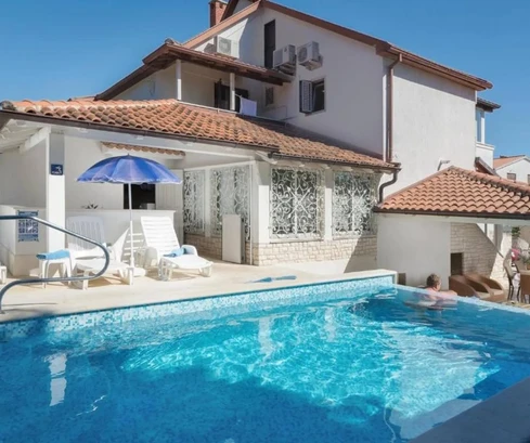 Freistehendes Haus mit Pool in Medulin zu verkaufen in Kroatien