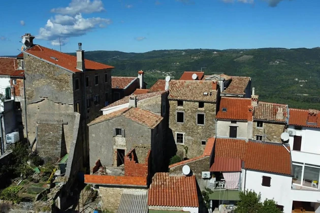 Istria, Motovun, kamenný dom na rekonštrukciu s dvorom a obchodným priestorom