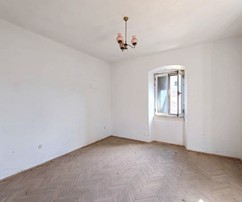 Felújítandó kőház Brač szigetén, tengerre néző panorámával és nagy telekkel