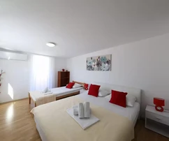 Samostatne stojaci dom s bazénom na predaj v Kašteloch v Chorvátsku