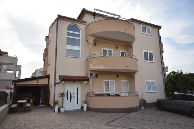 Vodice: Einfamilienhaus mit 5 Apartments - Hervorragende Investitionsmöglichkeit für den Tourismus!