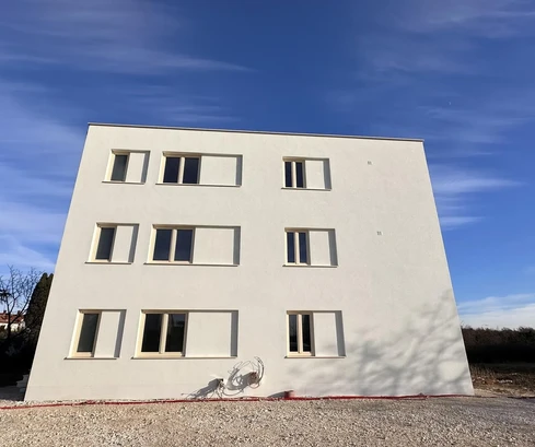 Istria, Poreč, trojizbový byt v novostavbe s výhľadom na more, čistá úžitková plocha 112,47 m²
