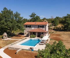 Kamienny dom z basenem na sprzedaż w okolicach Labina w Chorwacji