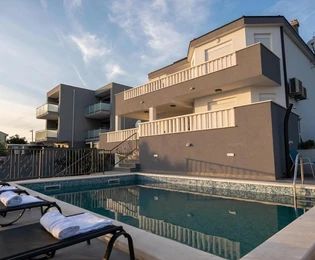 Nowoczesny dom z basenem na sprzedaż w Seget Vranjica w Chorwacji