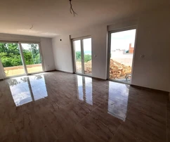 APARTMÁN S VÝHĽADOM NA MORE A ZÁHRADOU, NA TICHOM MIESTE!