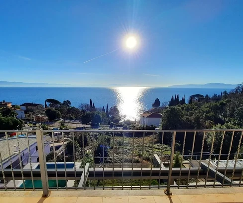 ATRATIVNÍ APARTMÁN S BAZÉNEM A PANORAMATICKÝM VÝHLEDEM NA MOŘE, 200 M OD PLÁŽE!