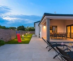 Isztria, Pula, Modern földszinti villa medencével a városközpont közelében