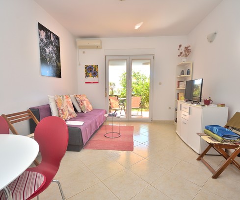 Casa con jardín disponible para la compra en Vodice