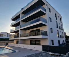 Čiovo, Okrug Gornji, dwupokojowe mieszkanie 73 m2 + taras na dachu 74 m2, nowa zabudowa