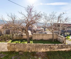 Domaine authentique avec plusieurs bâtiments à vendre à Marina en Croatie