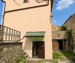 Tradičný istrijský kamenný dom s dvorom v historickom centre Sveti Lovreč