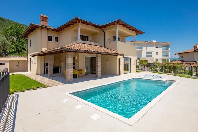 Villa nuova con piscina su una scogliera, in prima fila sul mare, Istria, Opatija
