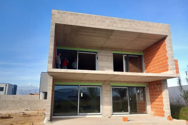 Új építésű villa medencével építés alatt