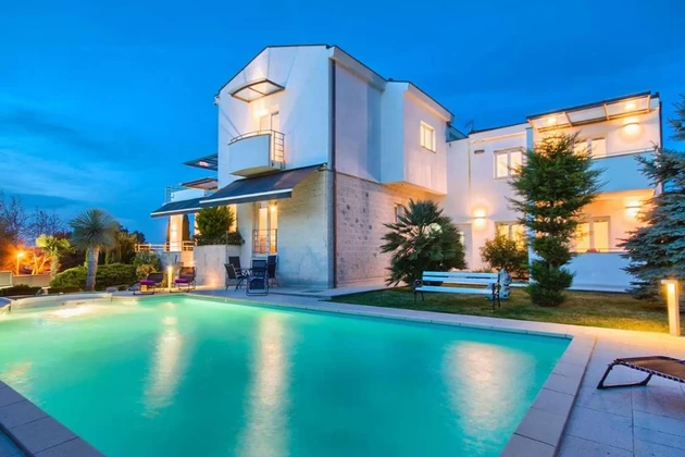 Villa avec piscine à vendre à Medulin offrant une vue sur la mer en Croatie