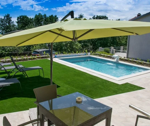 Amplia casa con piscina disponible en Rijeka Srdoči, Croacia