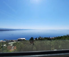 LUXUSNÍ PENTHOUSE S VÝHLEDEM NA MOŘE A STŘEŠNÍ TERASOU S BAZÉNEM!