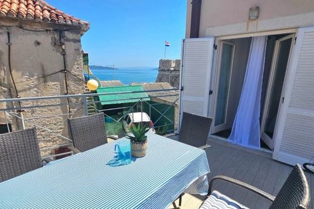 Appartamento fronte mare con due camere da letto e ampia terrazza a Kastela