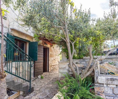 Casa in pietra con vista mare in vendita a Brač in Croazia