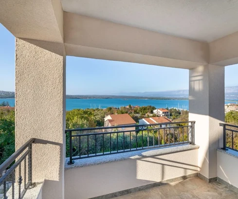 VILLA INDIPENDENTE CON TRE UNITÀ ABITATIVE E VISTA PANORAMICA SUL MARE!