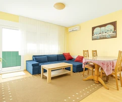 Kaštel Stari, trzypokojowe mieszkanie o powierzchni 81,88 m² oraz lokal użytkowy o powierzchni 32,65 m²