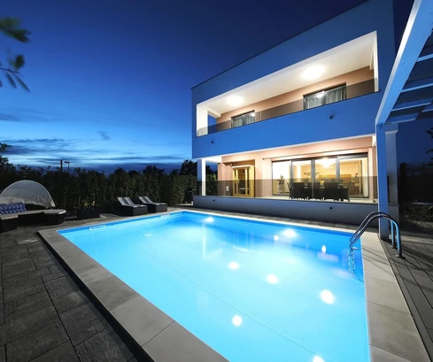 Luxusný komplex víl s bazénmi na predaj v meste Nin v Chorvátsku