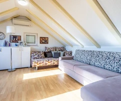 Casa independiente en venta en Bol, en Brač, con varios apartamentos en Croacia