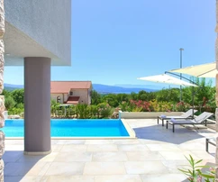 EXKLUSIVE VILLA MIT POOL IN RUHIGER LAGE!