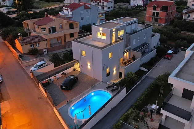 Vodice - Polovina dvojdomu s terasou na střeše, bazénem, 450 m od centra