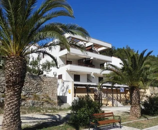 Direkt am Meer gelegenes Haus mit mehreren Wohnungen in Milna zu verkaufen in Kroatien