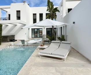 Luxusvilla mit privatem Spa und Panoramablick auf das Meer