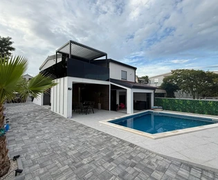 Moderna casa bifamiliare con piscina in vendita a Vir in Croazia