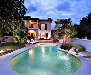 Bellissima villa con piscina in un bellissimo giardino, in prima fila sul mare, Umag, ISTRIA