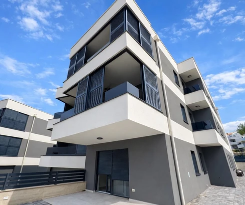 Pag, Šimuni, appartamento trilocale con giardino a 120 m dal mare