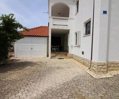Jižní strana ostrova Vir, apartmánový dům se 6 jednotkami