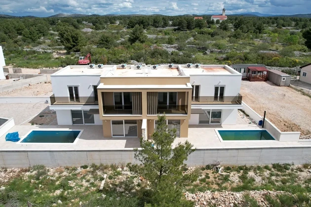 Vodice, Srima - S2 ikerház medencével, 270 m-re a strandtól