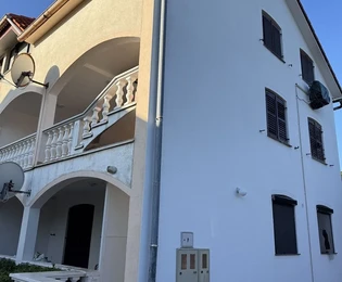 Wohnung mit zwei Schlafzimmern, Stadtwasser und Kanalisation