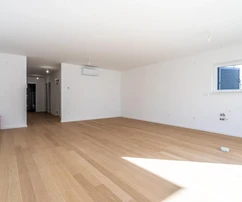 Vodice, NOVOSTAVBA, priestranný byt so záhradou v centre, 139,61 m²