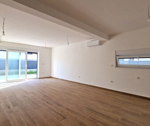 Appartement moderne de 2 chambres près de la plage à Sibenik à vendre
