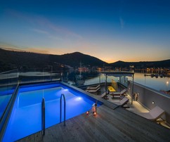 Csodálatos villa az első sorban a tengerhez közel, Split mellett