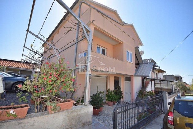Casa con apartamentos en venta en Tribunj